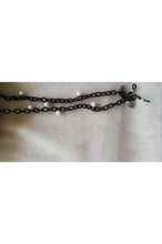 Load image into Gallery viewer, FABRIC ENTWINED F PEARLY EYE WEAR CHAINS
